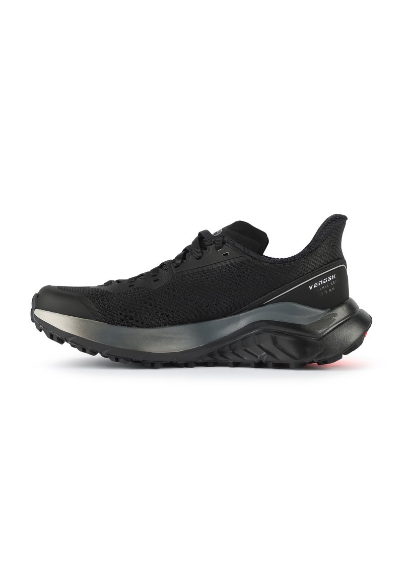 Scarpa da ginnastica nera con upper in knit traspirante, punta rinforzata e suola imbottita e testurizzata per aderenza e supporto.