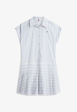 Vestito camicia a righe azzurre e bianche con scollo a collo, maniche corte e chiusura con bottoni; gonna plissettata con vita aderente.