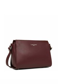Borsa a tracolla in pelle bordeaux con design rettangolare, hardware in argento e logo impresso. Texture liscia, tracolla regolabile e fondo piatto.