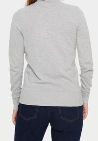 Grauer Pullover mit langen Ärmeln, ribbeligem Saum und Bündchen, der eine glatte Textur und ein minimalistisches Design aufweist, von hinten betrachtet.