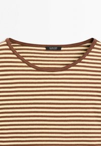 Close-up van een bruin en beige horizontaal gestreept shirt met een ronde halslijn en een "Massimo Dutti" label aan de binnenkant van de kraag.