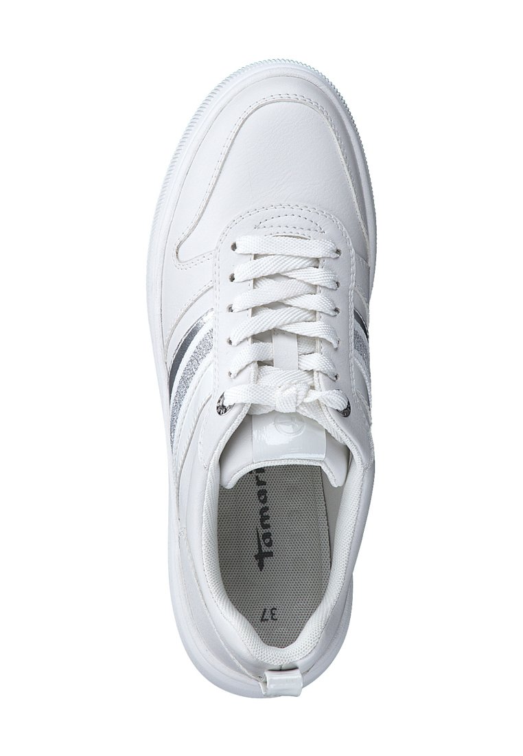 Białe trampki z gładką syntetyczną cholewką, ze srebrnymi paskami, okrągłym sznurowaniem i teksturowaną wkładką. Płaska gumowa podeszwa.