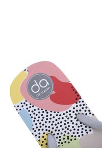 Chanclas coloridas con formas abstractas en rosa, amarillo y azul sobre una base blanca con puntos negros; tiras grises y logo visible.