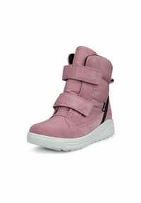 Stivale alto in suede rosa con due cinturini in Velcro, suola in gomma bianca e zip laterale. Presenta un tessuto testurizzato e dettagli neri.