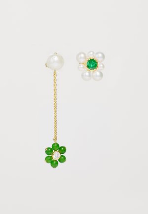 Boucles d'oreilles dorées avec un clou de perles et un design en forme de goutte, ornées d'un motif de fleur verte, accentuées par une pierre claire centrale.