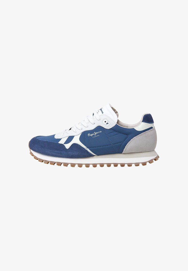 Baskets bleu, blanc et gris avec des panneaux en suède et en tissu, lacets blancs et semelle en caoutchouc naturel, marquées "Pepe Jeans London" sur le côté.