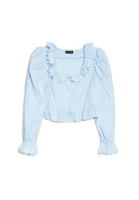 Blouse bleu clair à manches bouffantes en tissu lisse, avec un col à volants, une fermeture à boutons et des poignets évasés ornés de dentelle.