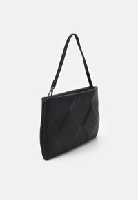 Borsa a tracolla nera trapuntata con una sola tracolla. Presenta una superficie liscia e un motivo geometrico a diamante.