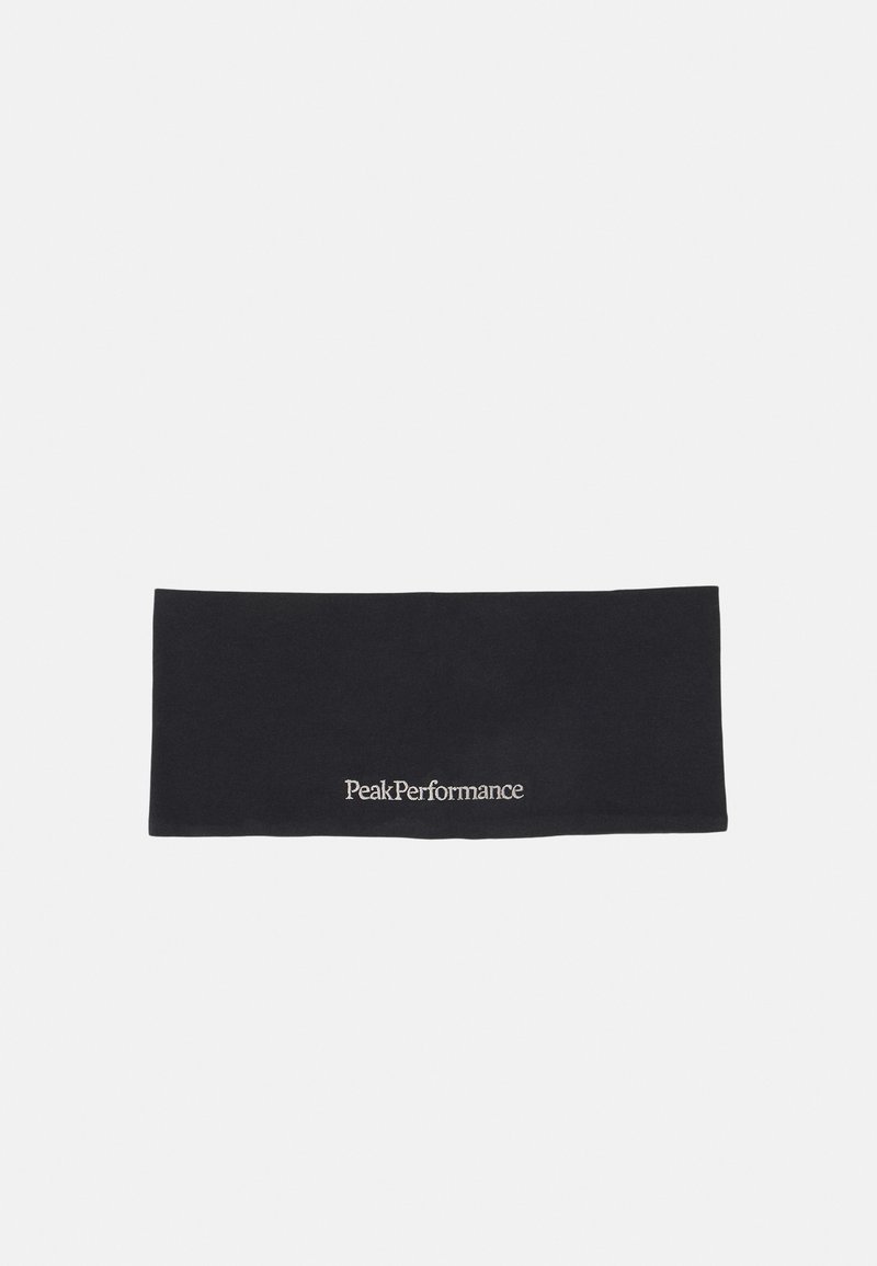 Crni šal napravljen od mekog materijala, s bijelim izvezenim logotipom "PeakPerformance" s jedne strane. Pravokutnog je oblika s glatkom teksturom.