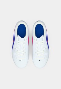 Ζευγάρι λευκών αθλητικών παπουτσιών με μπλε εσωτερικές σόλες, ροζ και μωβ πλευρές, λευκές κορδόνες και μικρές μαύρες λογότυπες στις μύτες.