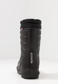 Bota preta impermeável com parte inferior em borracha texturizada, parte superior em malha elástica e uma etiqueta de marca. Calcanhar reforçado para estabilidade e durabilidade.