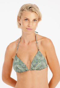 Biustonosz bikini w kształcie trójkąta w kolorze zielonym i białym z motywem liści. Posiada cienkie ramiączka i koralikowe akcenty przy szyi oraz pod biustem.