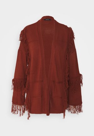 Cardigan tricoté couleur rouille avec manches longues, devant ouvert et accents à franges sur les manches. Comprend deux poches avant et un tissage texturé.