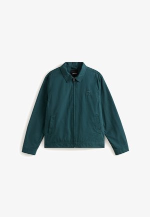 Teal katoenen jack met een ritssluiting aan de voorkant, een puntige kraag en zijzakken. Voorzien van een geborduurd logo op de borst en lange mouwen.