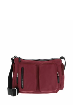 Sac bandoulière bordeaux en tissu doux avec trois poches extérieures, un dessus zippé et une sangle réglable avec une boucle en métal.