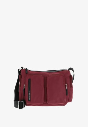 Sac bandoulière bordeaux en tissu doux avec trois poches extérieures, un dessus zippé et une sangle réglable avec une boucle en métal.