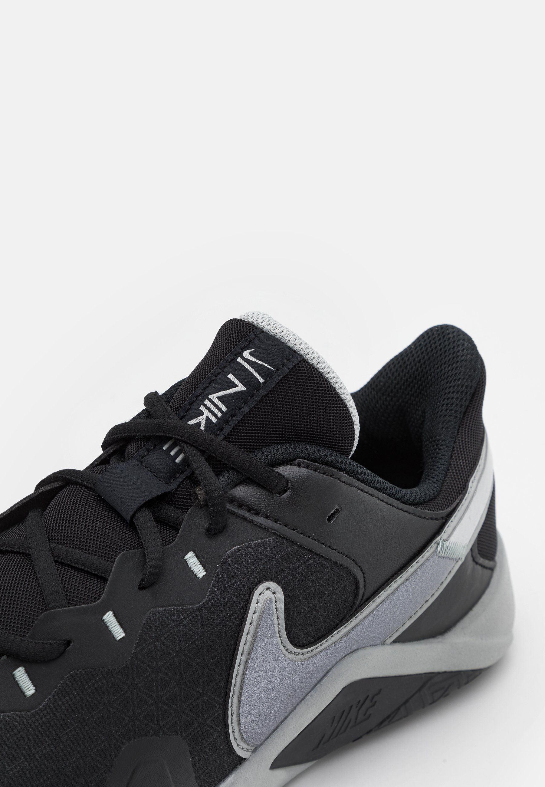 Nike Performance LEGEND ESSENTIAL 2 - Trainingsschuh - black/metallic cool  grey/metallic silver/photon dust/light silver/schwarz - Zalando.at