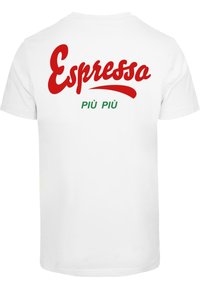 Fehér pamut póló, amelyen piros "Espresso" felirat, valamint zöld "PIÙ PIÙ" található a hátán, sima anyagú és kerek nyakú.