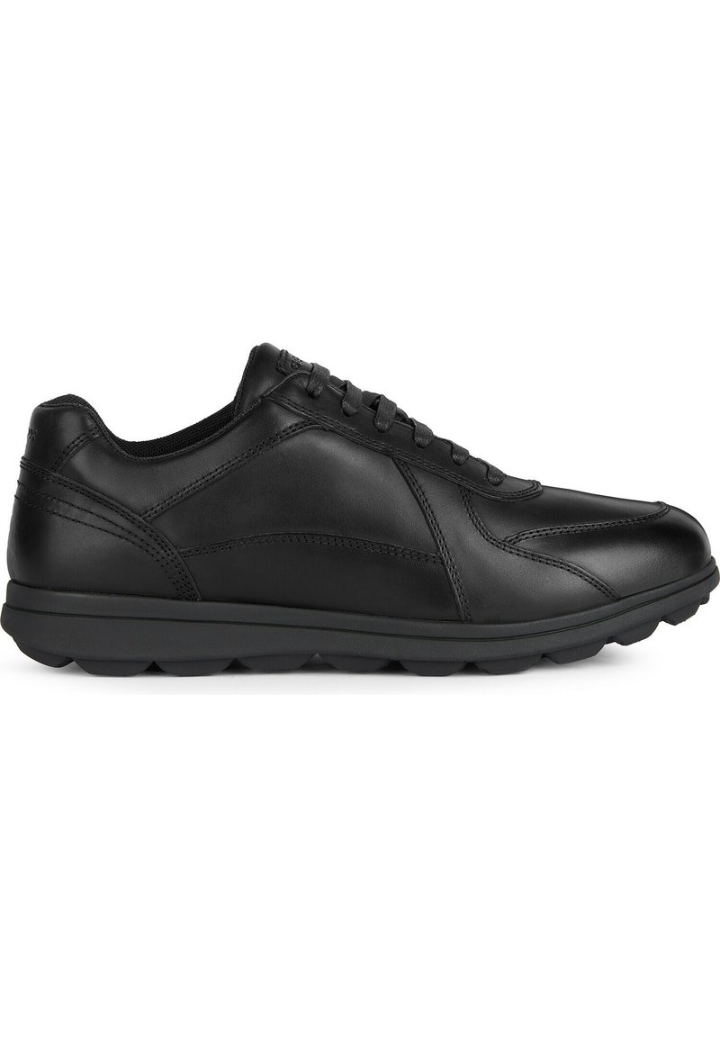 Sneaker nera in pelle con finitura liscia, design con lacci, colletto imbottito e suola in gomma nera ammortizzata con un motivo testurizzato.