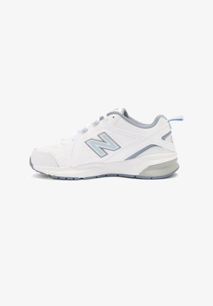 Chaussure de sport New Balance blanche et grise avec laçage à l'avant, semelle coussinée et logo "N" sur le côté, vue de l'extérieur.