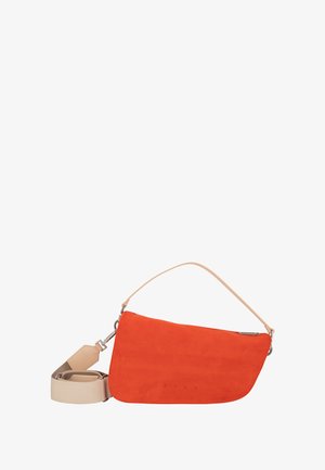 Sac à main en daim rouge avec une forme fine et angulaire. Comprend une bandoulière beige amovible et une fermeture éclair. Nom de la marque gravé à l'avant.