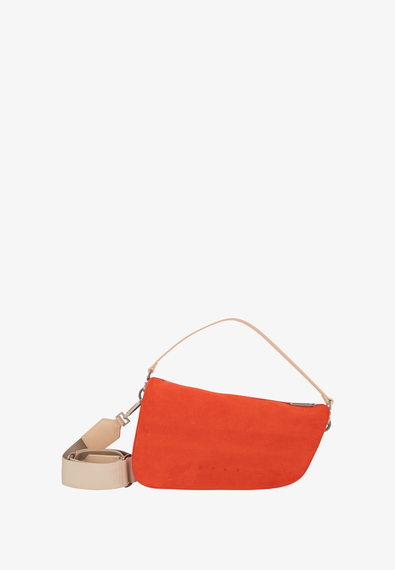 Rdeča semiš torbica s tanko, kotno obliko. Ima odstranljiv bež trak in zadrgo za zapiranje. Na sprednji strani je vgravirano ime blagovne znamke.