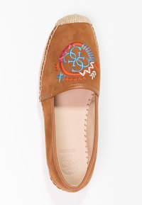 Brune ruskinds espadriller uden hæl med farverigt broderet design, rund tå, vævet jute kant og glat inderside.
