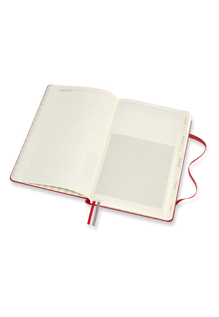 Jornal de recetas con portada roja, abierto para mostrar páginas en blanco, una sección más clara para escribir y pestañas para organización. Incluye dos marcadores de cinta.