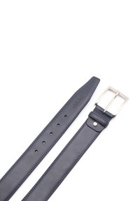 Granatowy skórzany pasek z polerowaną prostokątną klamrą w kolorze srebrnym, charakteryzujący się gładką fakturą i równomiernie rozmieszczonymi dziurkami do regulacji.