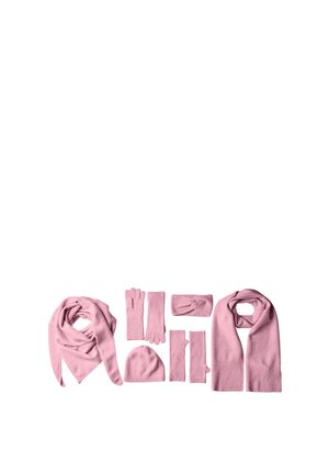 Accessoires d'hiver roses comprenant deux écharpes, des gants complets, des mitaines, un bonnet et un bandeau disposés sur un fond blanc.
