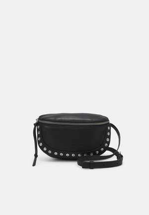 Zwarte leren taillezak met zilverkleurige studs rondom het voorvak, bovenste ritssluiting en verstelbare band op witte achtergrond.