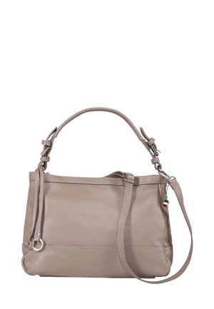 Weiche graue Ledertasche mit strukturiertem Oberflächen, doppelten Griffen, verstellbarem Schultergurt und einem kleinen Charme mit italienischer Flagge.