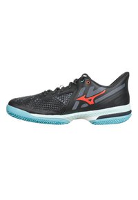 Scarpa da atletica nera con tomaia in rete testurizzata, accenti arancioni e grigi, e suola in gomma blu chiaro. Presenta un design del tallone supportivo.