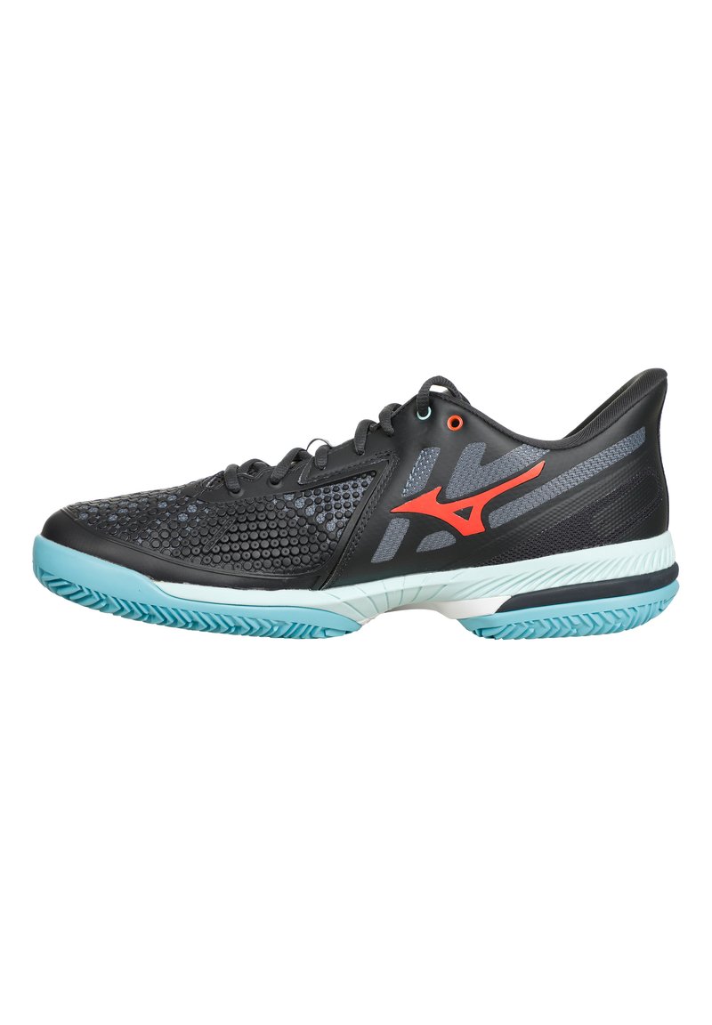 Scarpa da atletica nera con tomaia in rete testurizzata, accenti arancioni e grigi, e suola in gomma blu chiaro. Presenta un design del tallone supportivo.