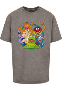 Camiseta de algodón gris con una impresión gráfica que presenta cinco personajes coloridos: Kermit, Miss Piggy, Fozzie, Animal y Gonzo en un diseño circular.