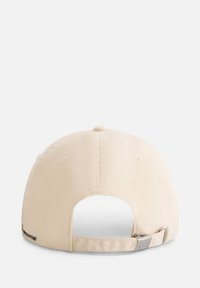 Beige Baseballkappe aus strukturiertem Stoff, mit gebogenem Schirm und verstellbarem Riemen auf der Rückseite mit einer Metallschnalle. Schlichtes Design.