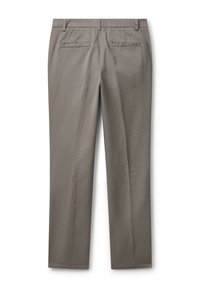 Pantalons droits taupe avec passants de ceinture et deux poches passepoilées à l'arrière, présentés à plat de l'arrière sur fond blanc.