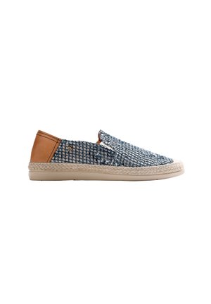Zapato casual sin cordones con parte superior de tela azul tejida, talón de cuero marrón, entresuela trenzada beige y suela exterior de goma blanca.
