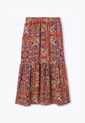 Jupe longue à étages avec taille élastique, présentant des motifs floraux et géométriques complexes en rouge, violet et beige sur un tissu léger.