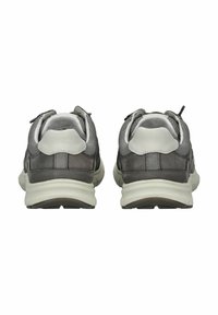 Baskets de sport grises en mélange de daim et de mesh, avec une semelle intermédiaire blanche et des accents texturés sur le talon et la languette.