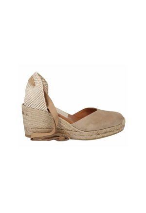 Beige sleehak espadrille met gesloten teen, gevlochten hiel en lange stoffen enkelstrikken op een witte achtergrond.