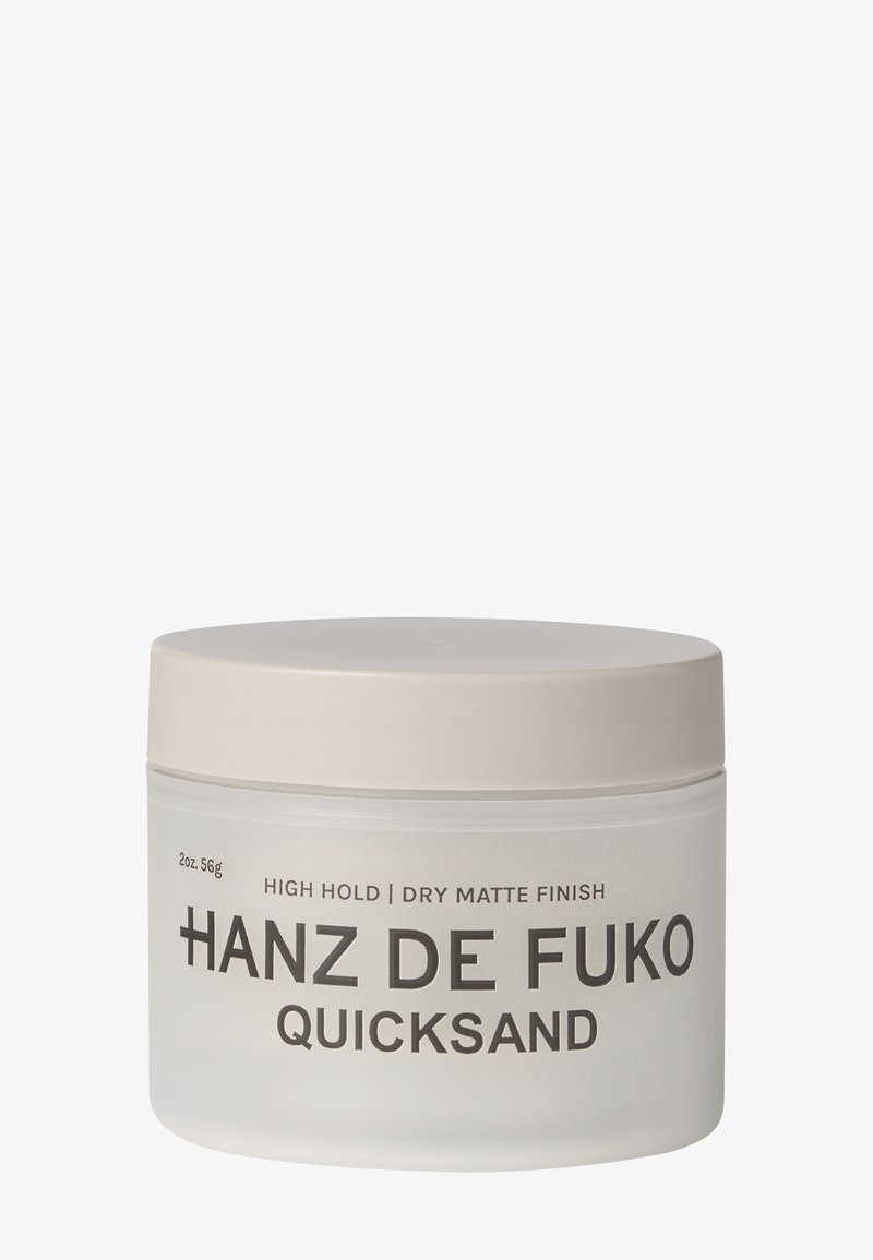 Pot de produit coiffant Hanz de Fuko Quicksand avec une tenue élevée et une finition mate sèche, contenant de 2 oz avec un couvercle beige.