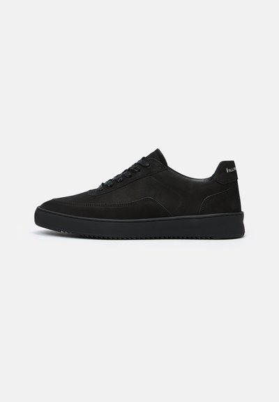 Sneaker nera low-top con chiusura frontale con lacci, tomaia in pelle liscia e suola in gomma piatta su sfondo bianco.