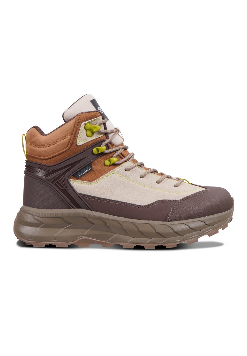 Brązowe i beżowe półwysokie buty trekkingowe, z przewiewną cholewką, gumową podeszwą, teksturowanymi akcentami i zielonymi klamrami do sznurowania. Wodoodporna konstrukcja.