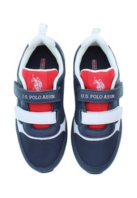 Marinblå sneakers med vita och röda detaljer, med kardborreband, vit sula och broderad U.S. Polo Assn. logotyp på det röda området.