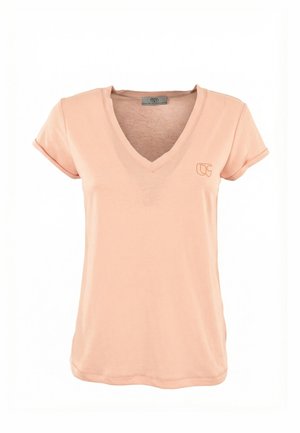 Camiseta de manga corta color melocotón claro con cuello en V y pequeño logo bordado en el pecho izquierdo, mostrada sobre un fondo blanco.