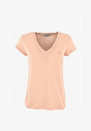 Licht perzikkleurig T-shirt met korte mouwen en V-hals, met een klein geborduurd logo op de linkerborst, weergegeven tegen een witte achtergrond.