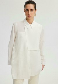 Touché Privé ASYMMETRIC WITH PLEAT DETAIL - Blúzka so zapínaním na gombíky - ecru