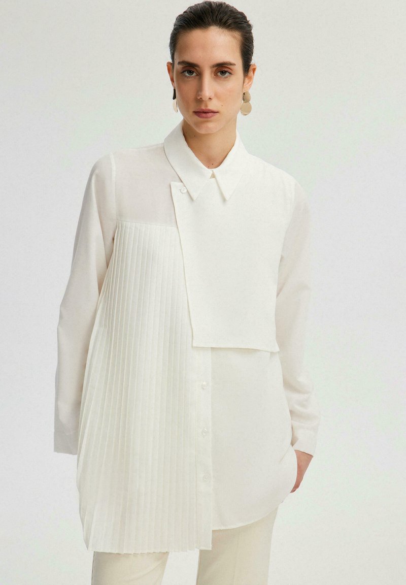 Touché Privé ASYMMETRIC WITH PLEAT DETAIL - Blúzka so zapínaním na gombíky - ecru