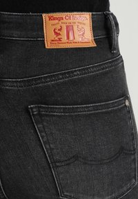 Kings Of Indigo Vaqueros pitillo - grey denim